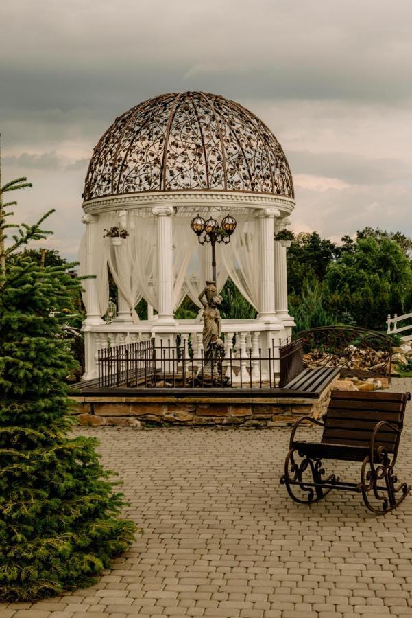 Готельно-Ресторанний Комплекс Прованс Парк Pochaiv Exterior photo